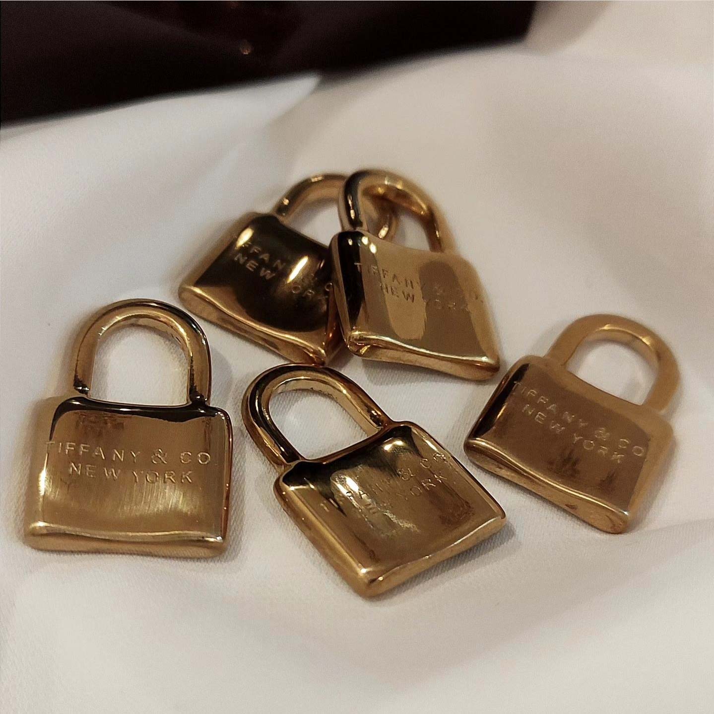 Screenshot_۲۰۲۳۰۹۲۶_۰۱۱۵۴۰_Instagram آویز استیل تیفانی مدل قفل - Image 1